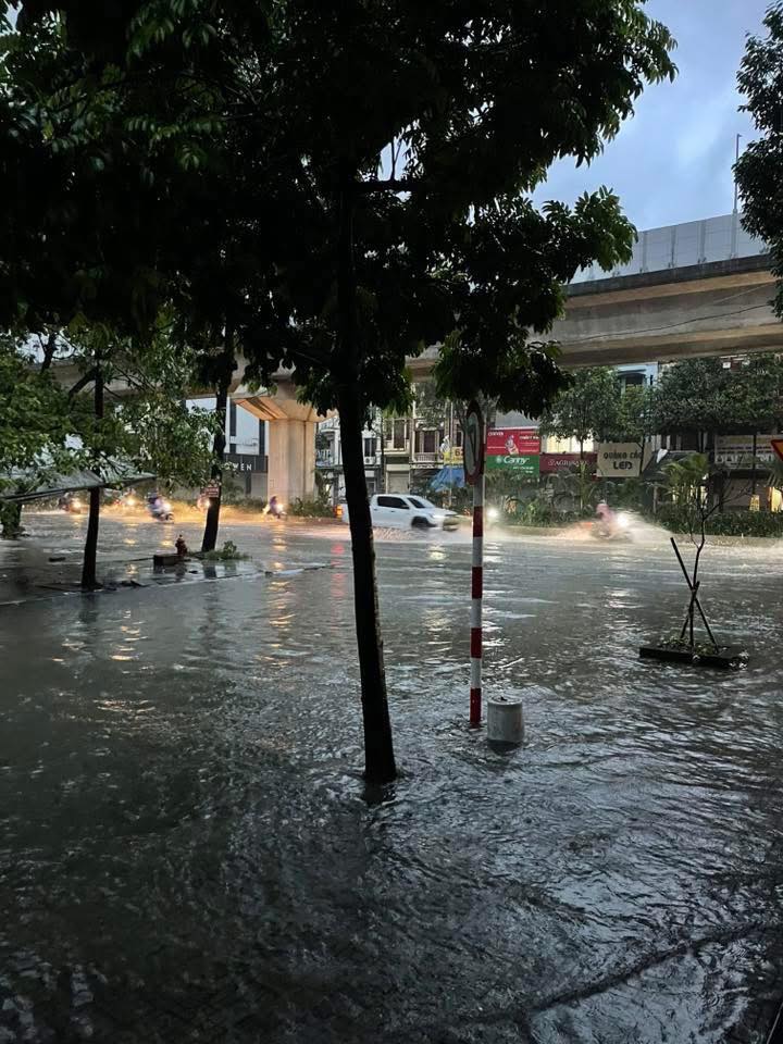 Hà Nội mưa to suốt đêm, nhiều nơi chìm trong biển nước - Ảnh 1.