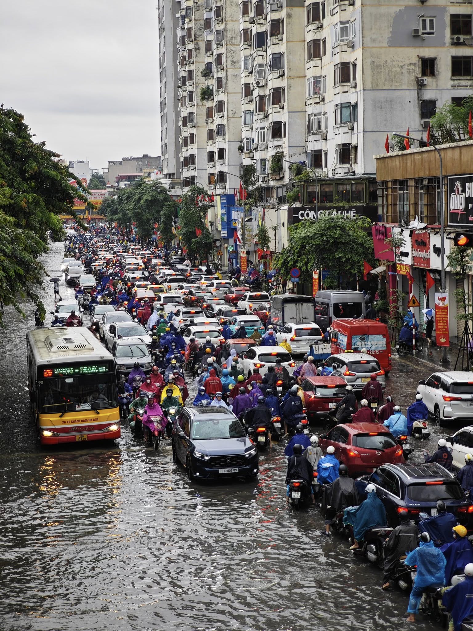 Cập nhật: Ảnh hưởng của Bão số 5, Hà Nội mưa to suốt đêm, nhiều nơi chìm trong biển nước - Ảnh 3.