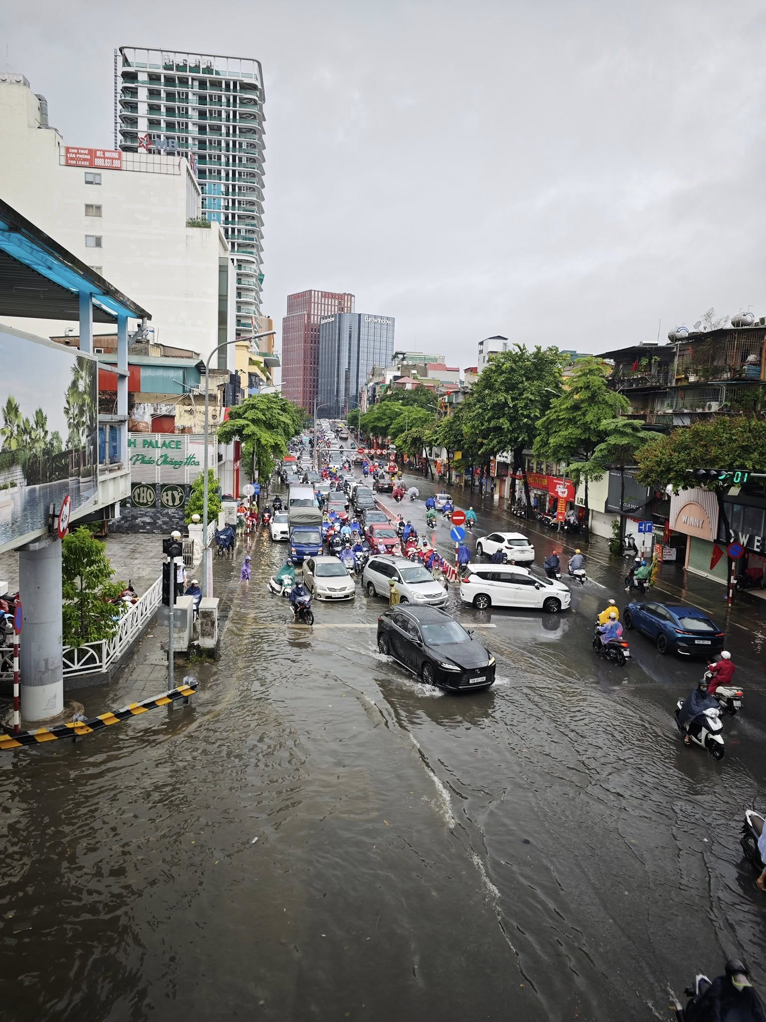 Cập nhật: Ảnh hưởng của Bão số 5, Hà Nội mưa to suốt đêm, nhiều nơi chìm trong biển nước - Ảnh 4.