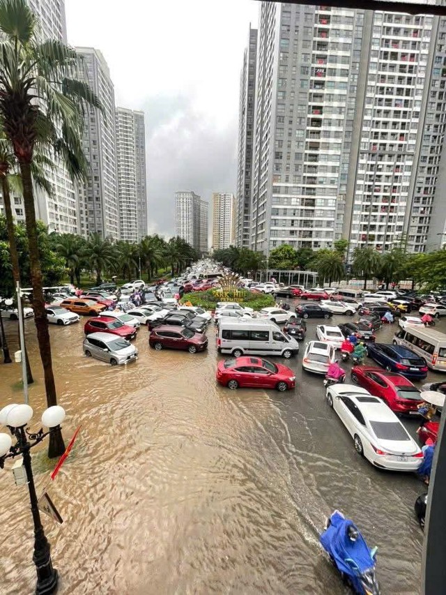 Hà Nội ngập lụt: Buổi sáng không tưởng với nước ngập đến thắt lưng - Ảnh 14.