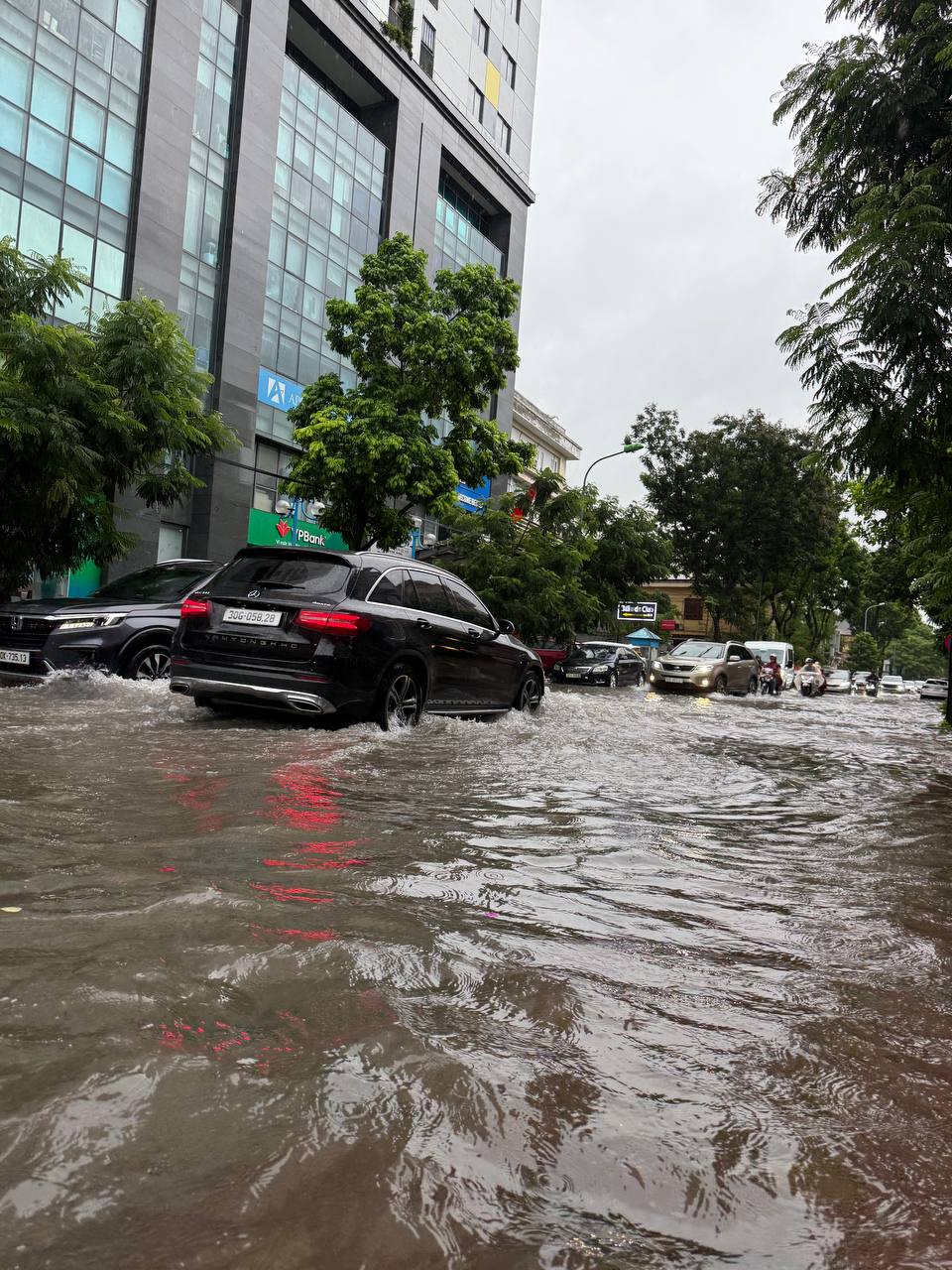 Hà Nội ngập khủng khiếp sau bão số 5 , người dân khốn khổ di chuyển trong biển nước - Ảnh 16.
