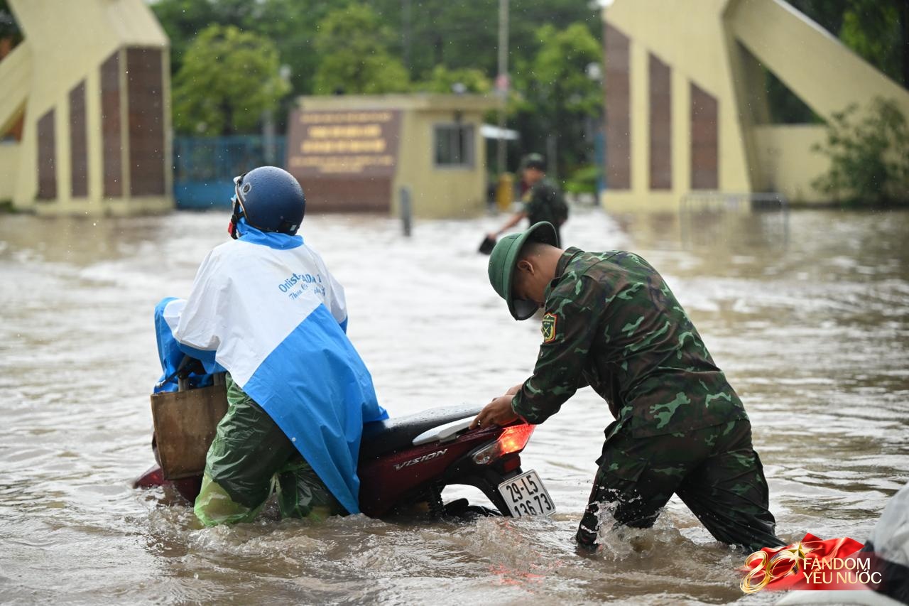 Ảnh đẹp sáng nay: Các chiến sĩ làm nhiệm vụ A80 lội nước đẩy xe, dìu dân qua đoạn ngập sâu ở Hà Nội- Ảnh 11.
