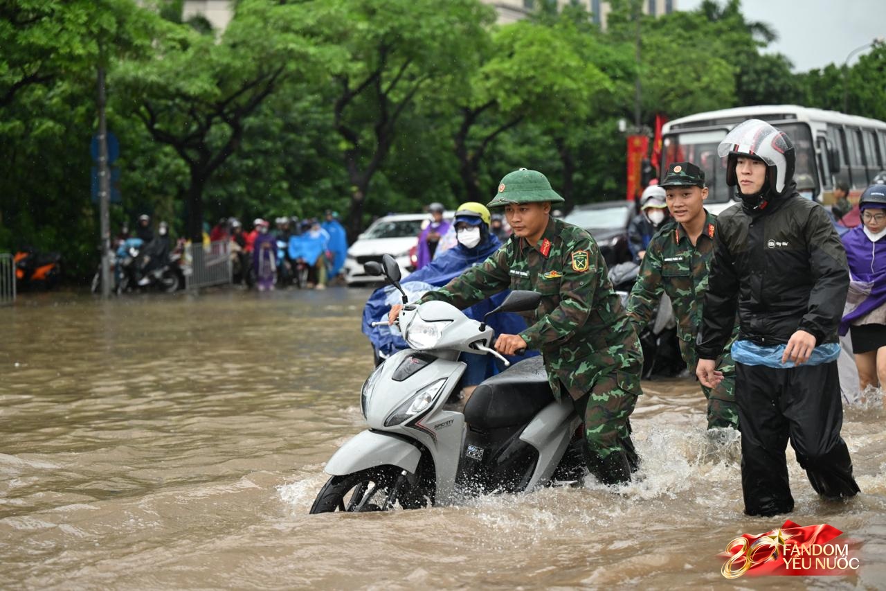Ảnh đẹp sáng nay: Các chiến sĩ làm nhiệm vụ A80 lội nước đẩy xe, dìu dân qua đoạn ngập sâu ở Hà Nội- Ảnh 9.