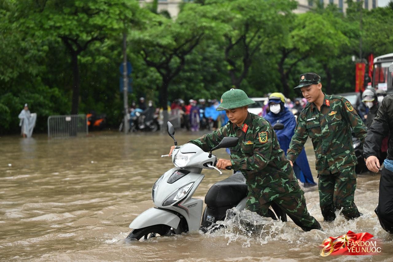 Ảnh đẹp sáng nay: Các chiến sĩ làm nhiệm vụ A80 lội nước đẩy xe, dìu dân qua đoạn ngập sâu ở Hà Nội- Ảnh 6.