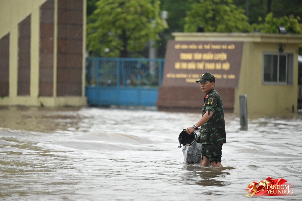 Ảnh đẹp sáng nay: Các chiến sĩ làm nhiệm vụ A80 lội nước đẩy xe, dìu dân qua đoạn ngập sâu ở Hà Nội- Ảnh 7.