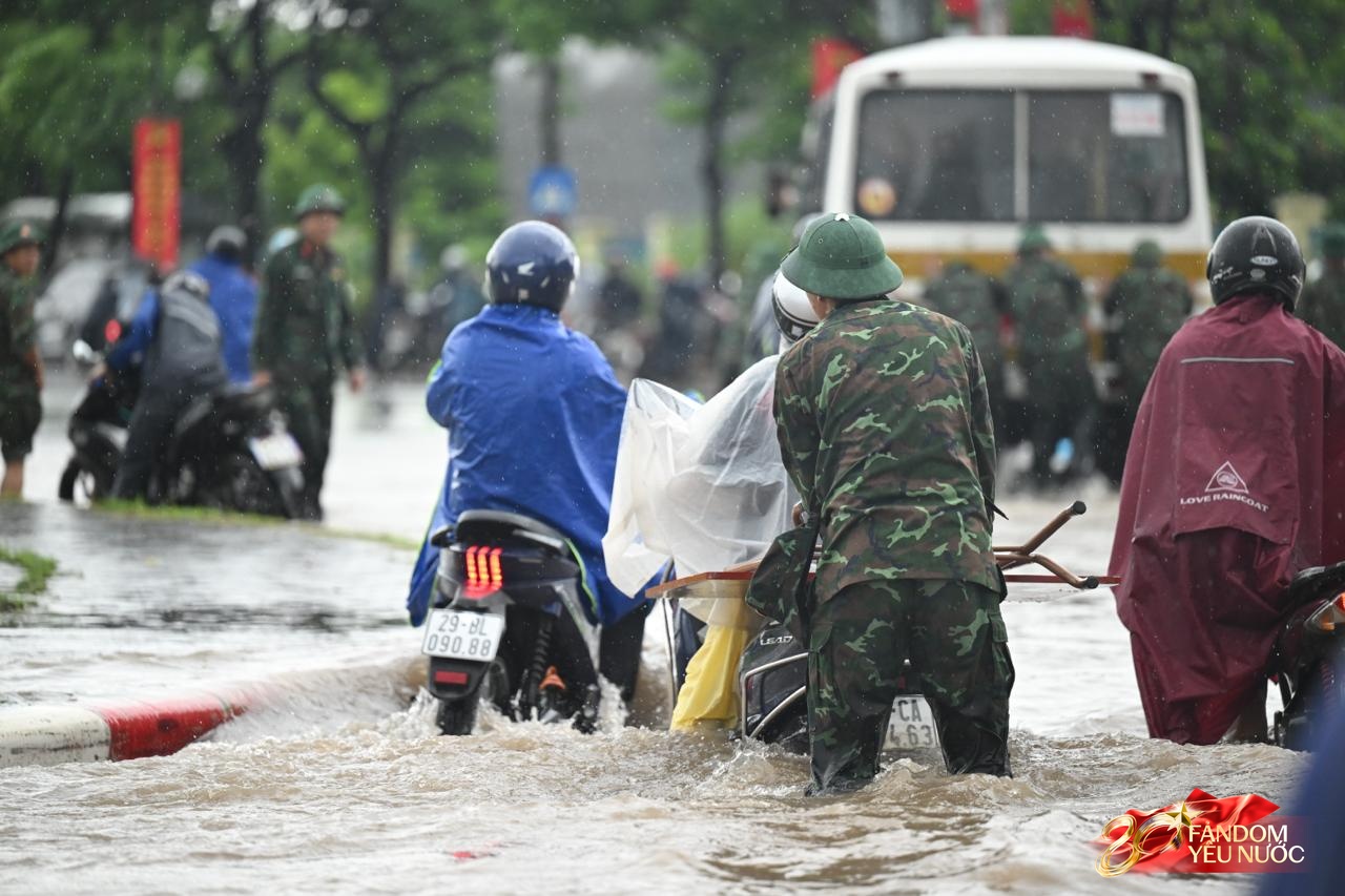 Ảnh đẹp sáng nay: Các chiến sĩ làm nhiệm vụ A80 lội nước đẩy xe, dìu dân qua đoạn ngập sâu ở Hà Nội- Ảnh 4.