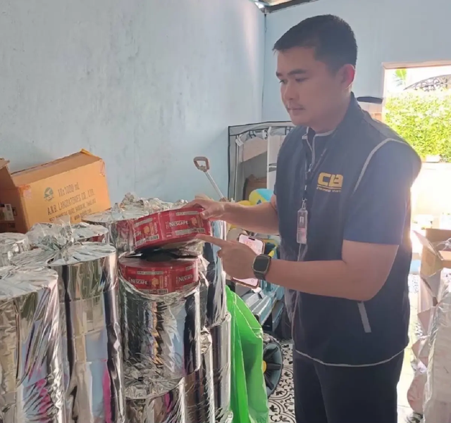 Một trung tướng chỉ huy cuộc đột kích, tóm gọn đường dây sản xuất nước tương, cà phê giả quy mô lớn, tịch thu hơn 75.000 sản phẩm sắp tung ra thị trường - Ảnh 3. Một trung tướng chỉ huy cuộc đột kích, tóm gọn đường dây sản xuất nước tương, cà phê giả quy mô lớn, tịch thu hơn 75.000 sản phẩm sắp tung ra thị trường - Ảnh 3.
