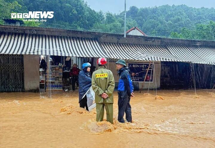 Mưa lũ ở thanh hóa: Cô lập hàng nghìn hộ dân và tìm kiếm công nhân mất tích - Ảnh 5. Mưa lũ ở thanh hóa: Cô lập hàng nghìn hộ dân và tìm kiếm công nhân mất tích - Ảnh 5.