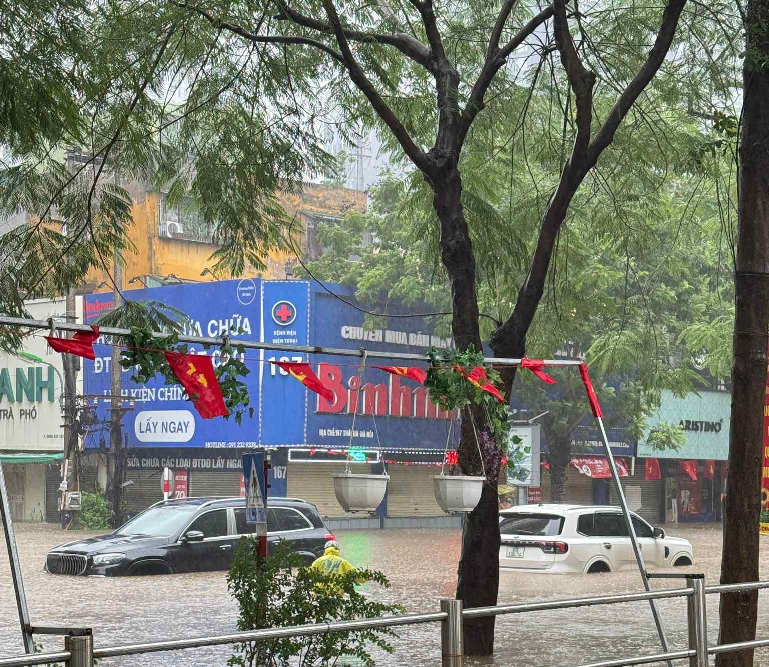 Cập nhật: Ảnh hưởng của Bão số 5, Hà Nội mưa to suốt đêm, nhiều nơi chìm trong biển nước - Ảnh 1.