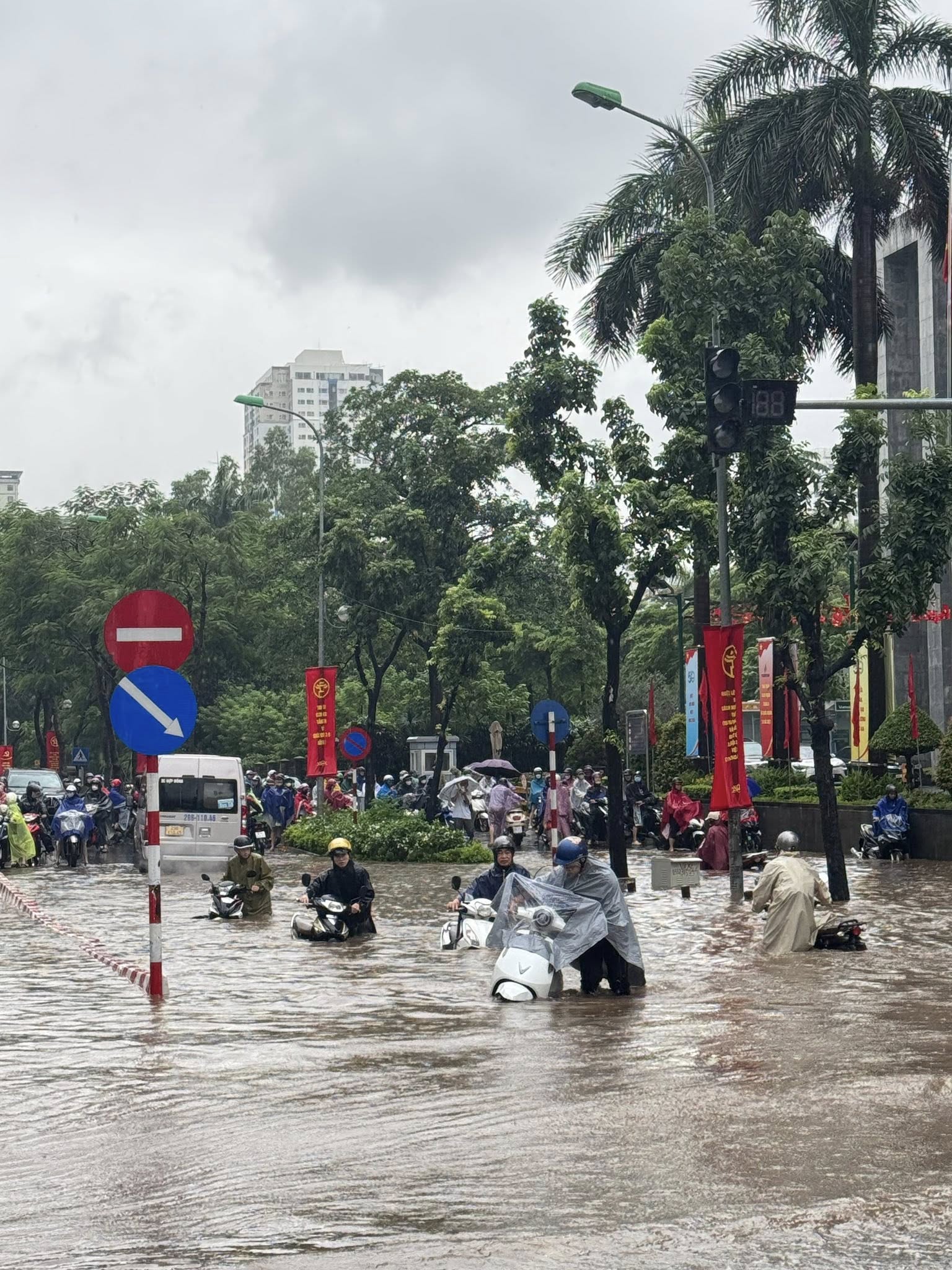 Cập nhật: Ảnh hưởng của Bão số 5, Hà Nội mưa to suốt đêm, nhiều nơi chìm trong biển nước - Ảnh 2.