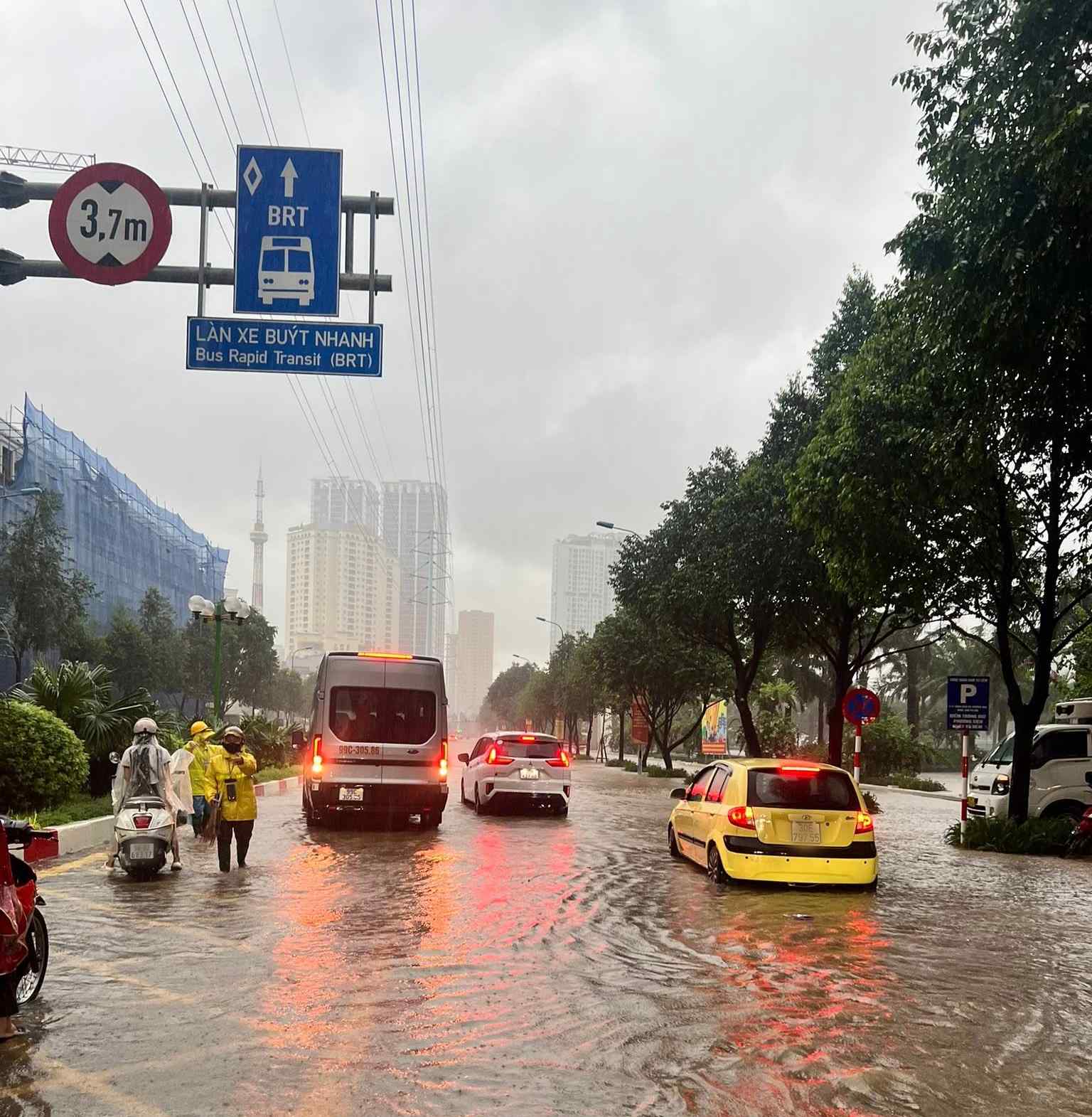 Hà Nội mưa to suốt đêm, nhiều nơi chìm trong biển nước - Ảnh 2.