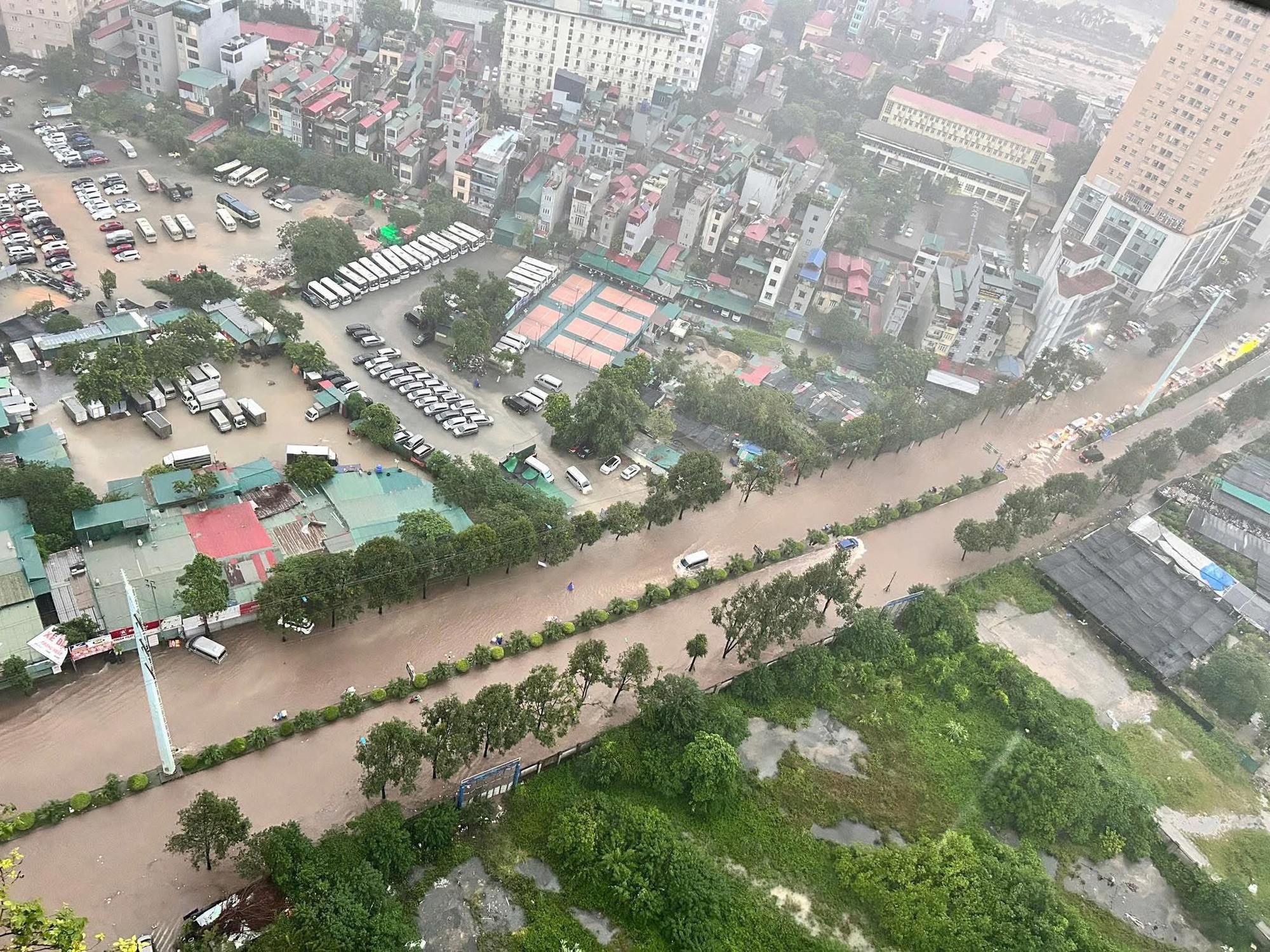 Hà Nội mưa to suốt đêm, nhiều nơi chìm trong biển nước - Ảnh 3.