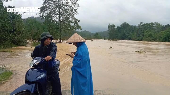 Mưa lũ ở thanh hóa: Cô lập hàng nghìn hộ dân và tìm kiếm công nhân mất tích - Ảnh 7. Mưa lũ ở thanh hóa: Cô lập hàng nghìn hộ dân và tìm kiếm công nhân mất tích - Ảnh 7.