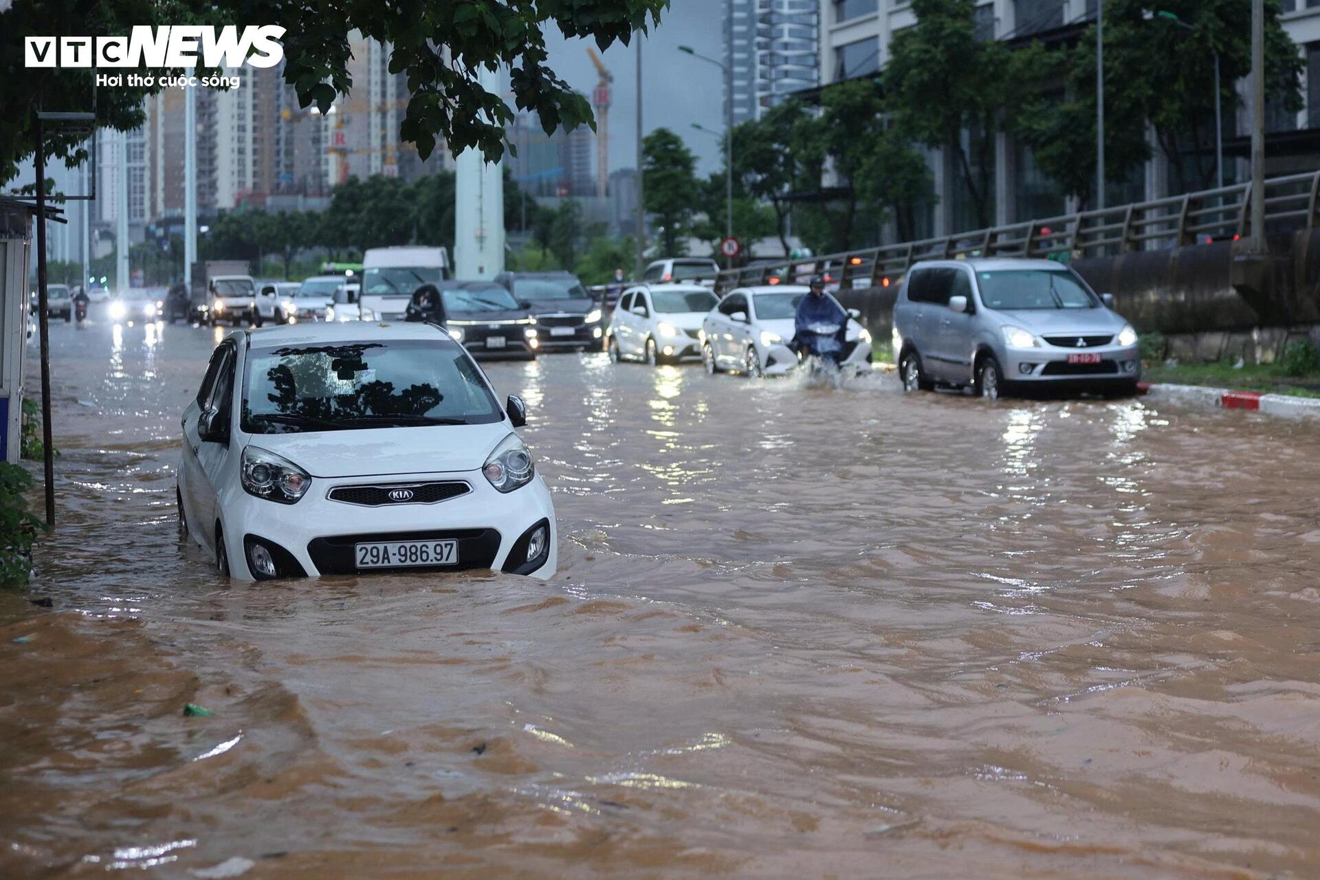 Giao thông Hà Nội hỗn loạn sau mưa lớn, tài xế bỏ ô tô trên đường ngập - Ảnh 2.