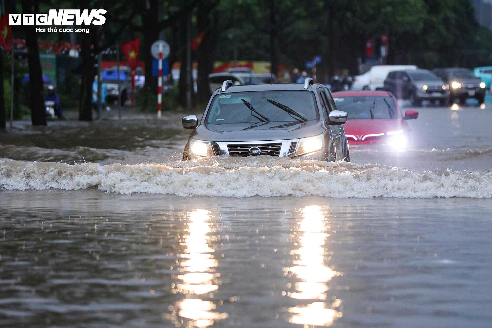 Giao thông Hà Nội hỗn loạn sau mưa lớn, tài xế bỏ ô tô trên đường ngập - Ảnh 1.