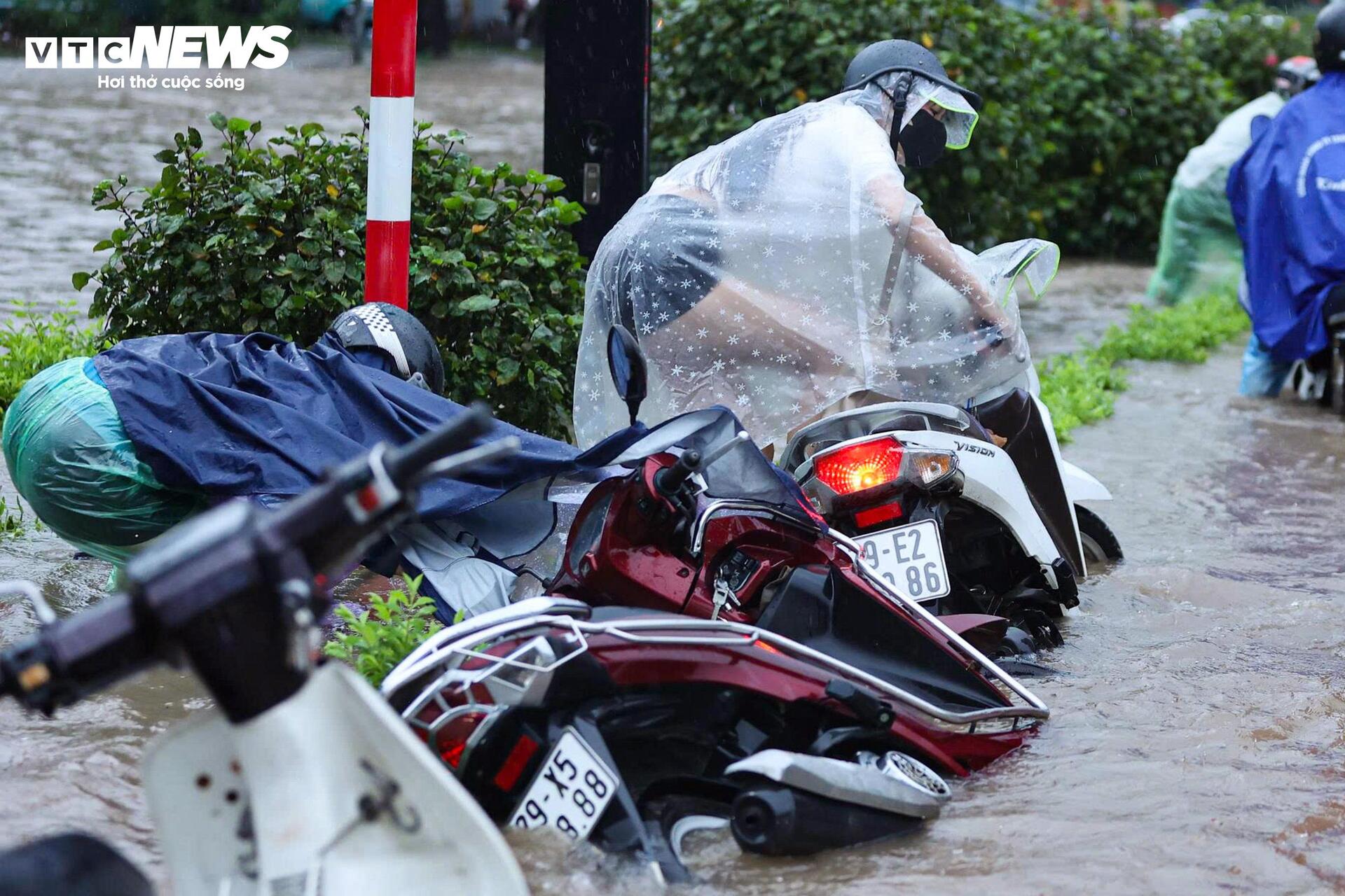 Giao thông Hà Nội hỗn loạn sau mưa lớn, tài xế bỏ ô tô trên đường ngập - Ảnh 5.