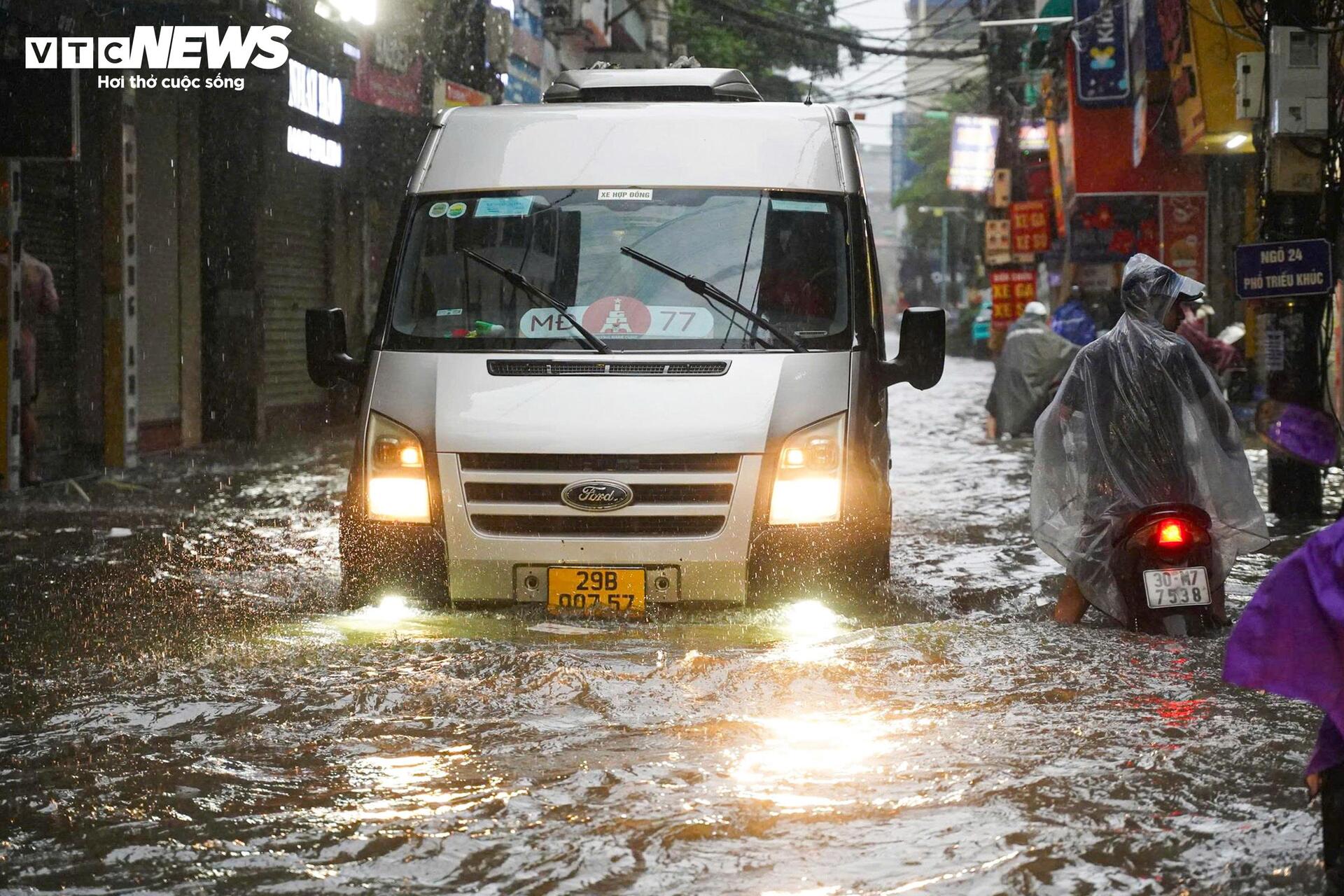 Giao thông Hà Nội hỗn loạn sau mưa lớn, tài xế bỏ ô tô trên đường ngập - Ảnh 17.