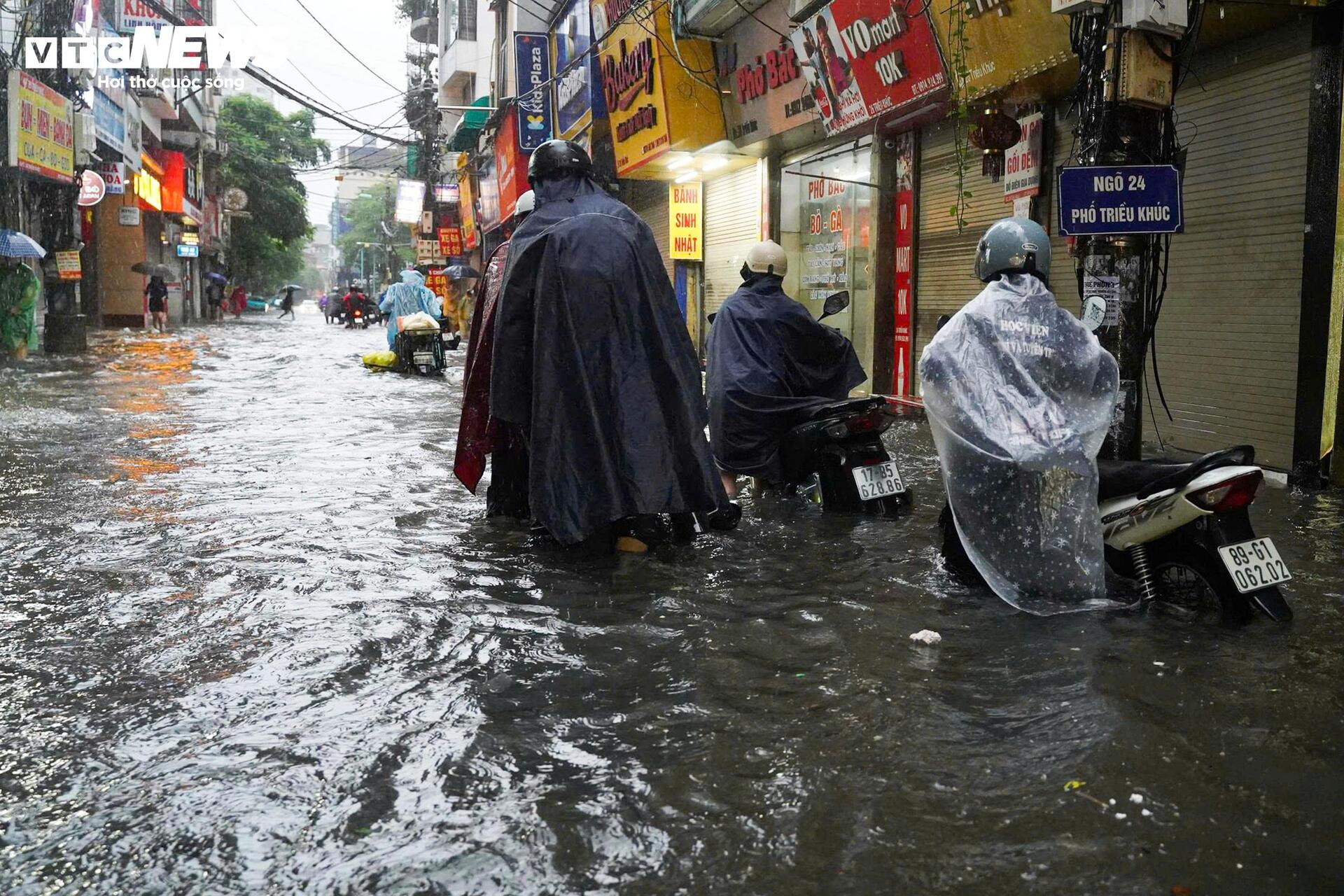 Giao thông Hà Nội hỗn loạn sau mưa lớn, tài xế bỏ ô tô trên đường ngập - Ảnh 18.