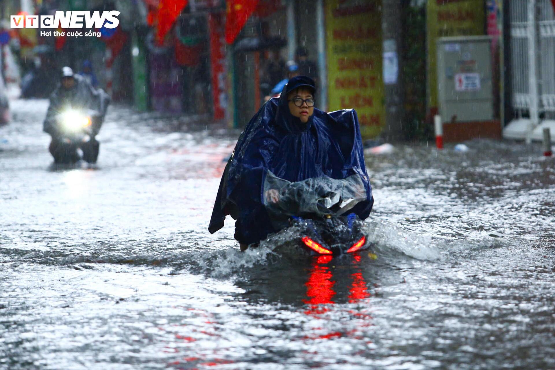 Giao thông Hà Nội hỗn loạn sau mưa lớn, tài xế bỏ ô tô trên đường ngập - Ảnh 16.