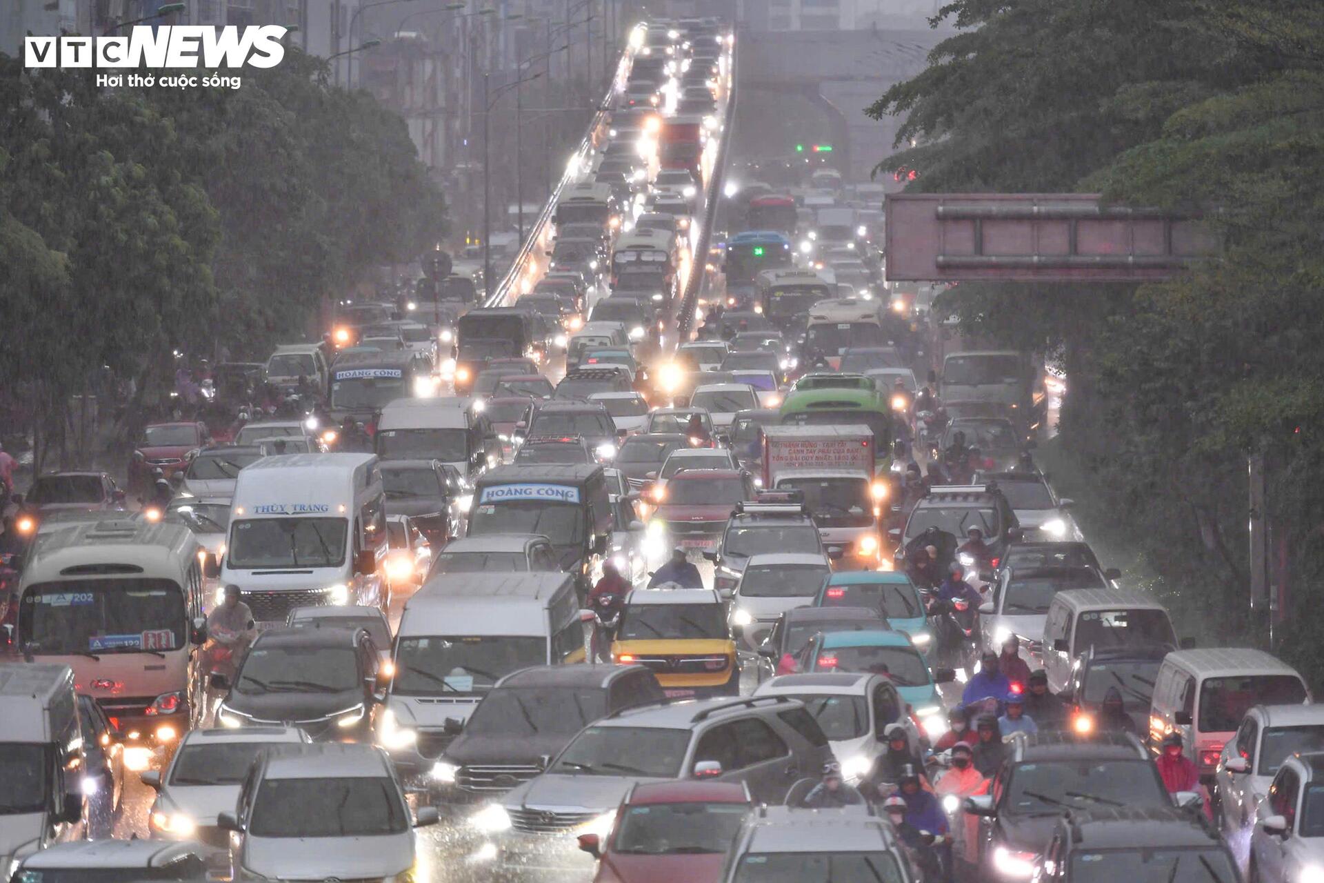 Giao thông Hà Nội hỗn loạn sau mưa lớn, tài xế bỏ ô tô trên đường ngập - Ảnh 8.