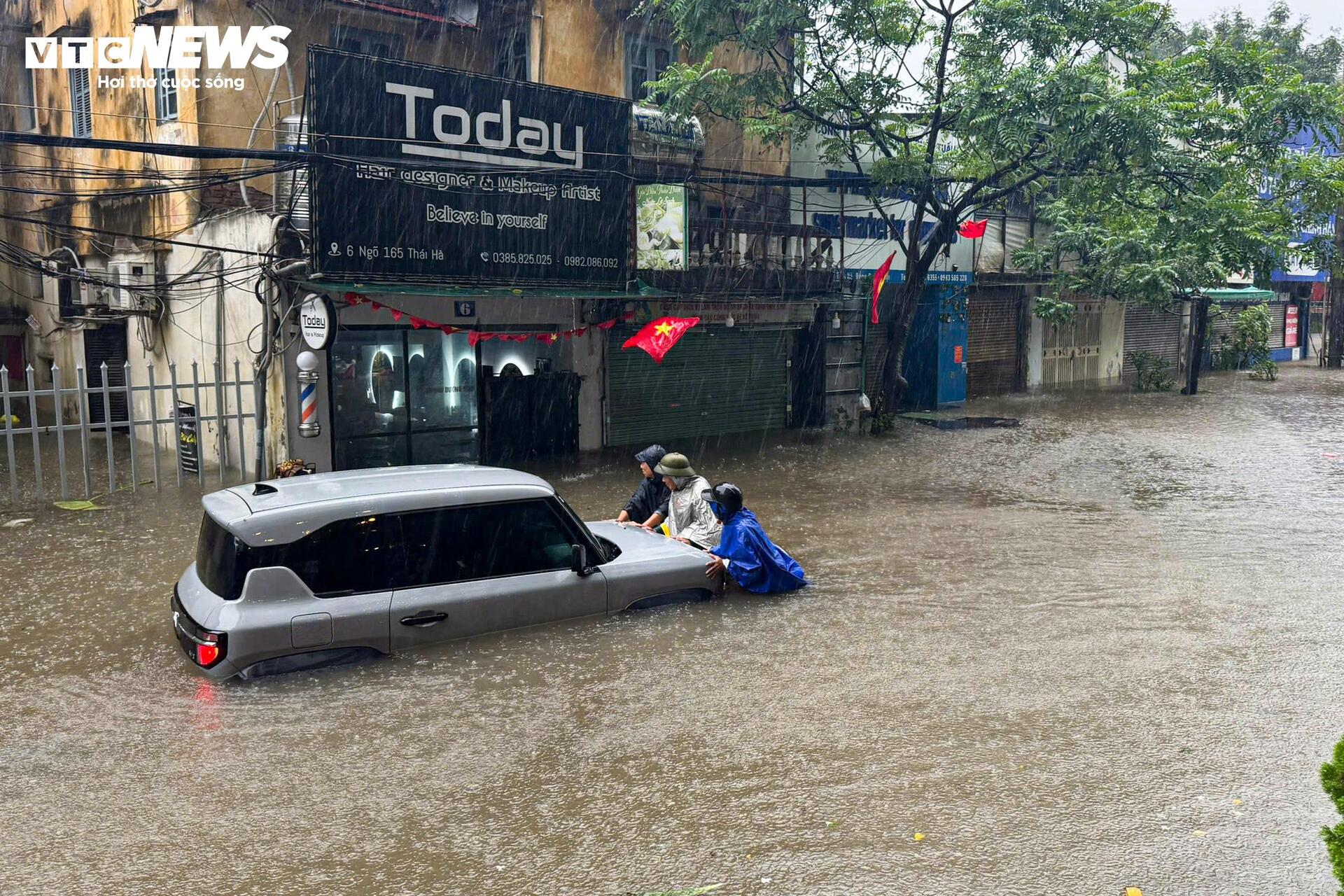 Giao thông Hà Nội hỗn loạn sau mưa lớn, tài xế bỏ ô tô trên đường ngập - Ảnh 13.