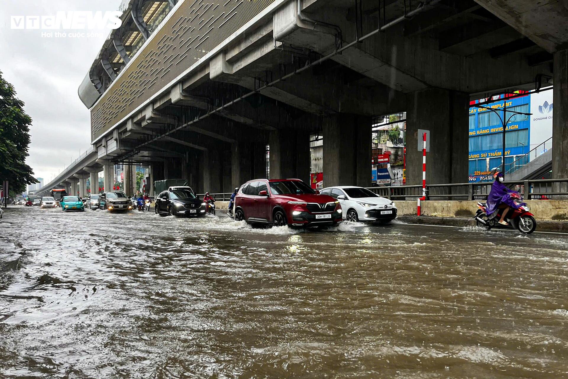 Giao thông Hà Nội hỗn loạn sau mưa lớn, tài xế bỏ ô tô trên đường ngập - Ảnh 7.