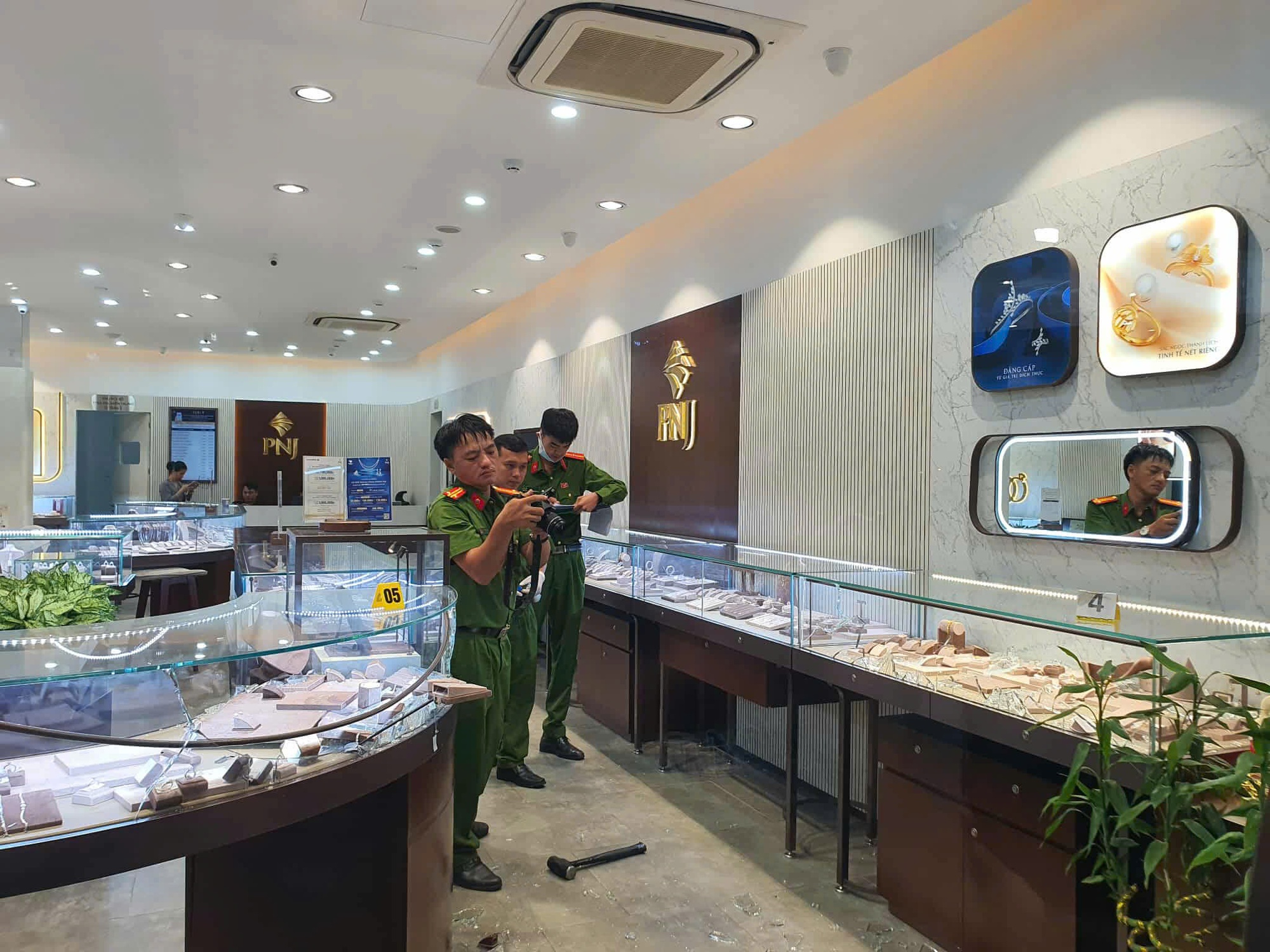 CLIP: H&agrave;nh vi của đối tượng trước khi cướp tiệm v&agrave;ng ở Đ&agrave; Nẵng- Ảnh 1.