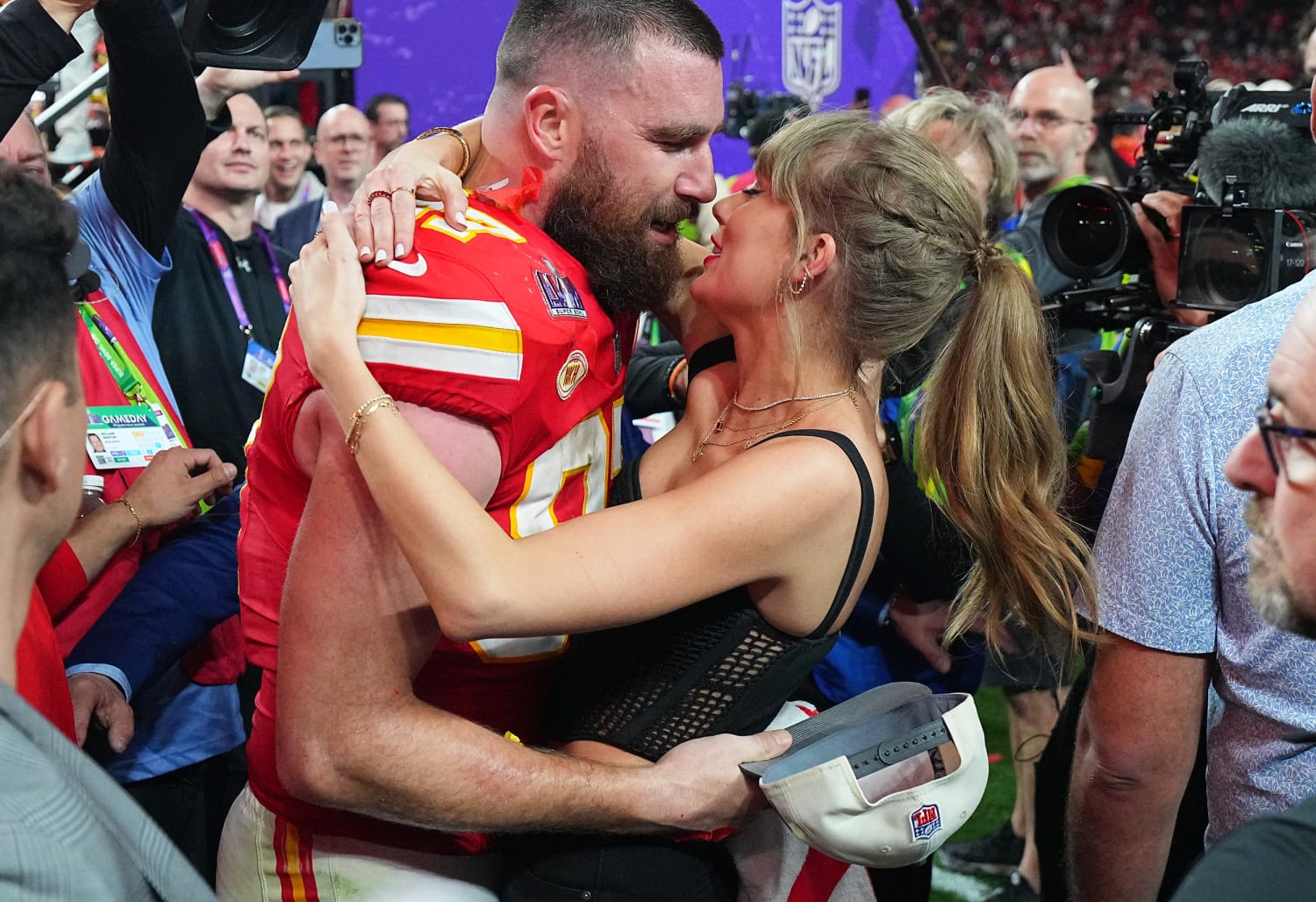 Chuyện tình cực ngọt của Taylor Swift và Travis Kelce: Từ chiếc vòng in số điện thoại đến cầu hôn lãng mạn trong rừng- Ảnh 2. Chuyện tình cực ngọt của Taylor Swift và Travis Kelce: Từ chiếc vòng in số điện thoại đến cầu hôn lãng mạn trong rừng- Ảnh 2.