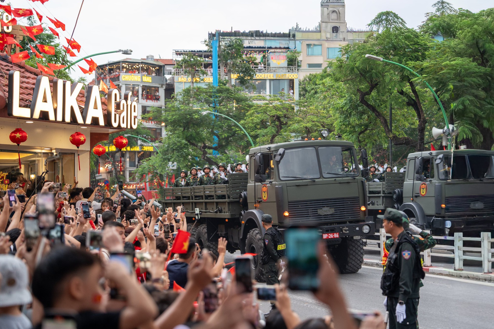Quán cà phê "view xịn" mở từ 3h sáng cho khách xem diễu binh, có nơi dự tính "xuyên đêm": Nghe giá mà giật mình! - Ảnh 1. Quán cà phê "view xịn" mở từ 3h sáng cho khách xem diễu binh, có nơi dự tính "xuyên đêm": Nghe giá mà giật mình! - Ảnh 1.