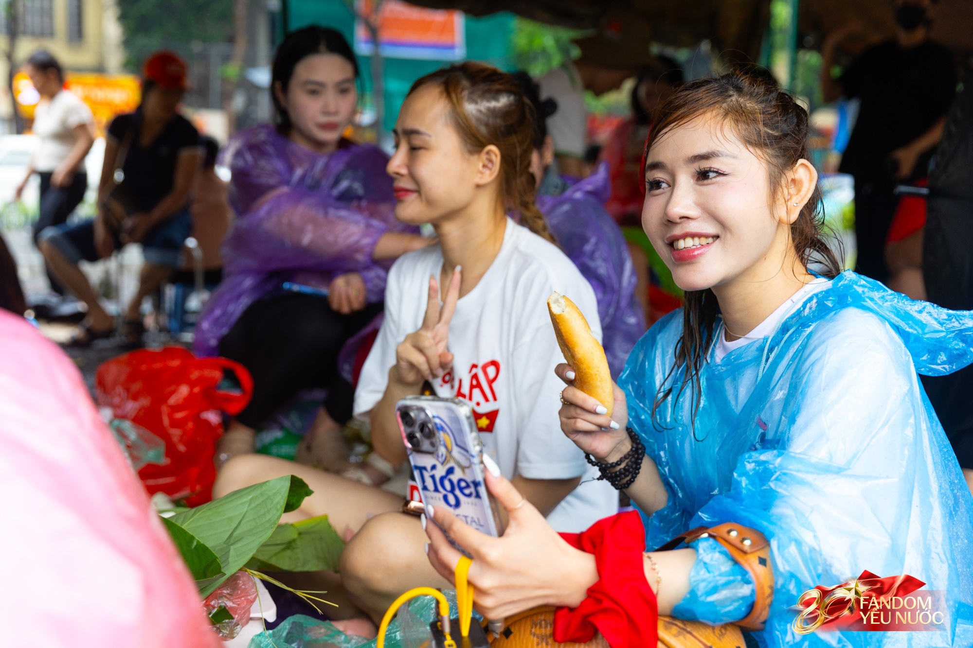 Rộn ràng ăn uống tại các điểm "camp" chờ xem diễu binh: Món nguội lên ngôi, nhiều người chuẩn bị đồ cực hấp dẫn - Ảnh 1. Rộn ràng ăn uống tại các điểm "camp" chờ xem diễu binh: Món nguội lên ngôi, nhiều người chuẩn bị đồ cực hấp dẫn - Ảnh 1.