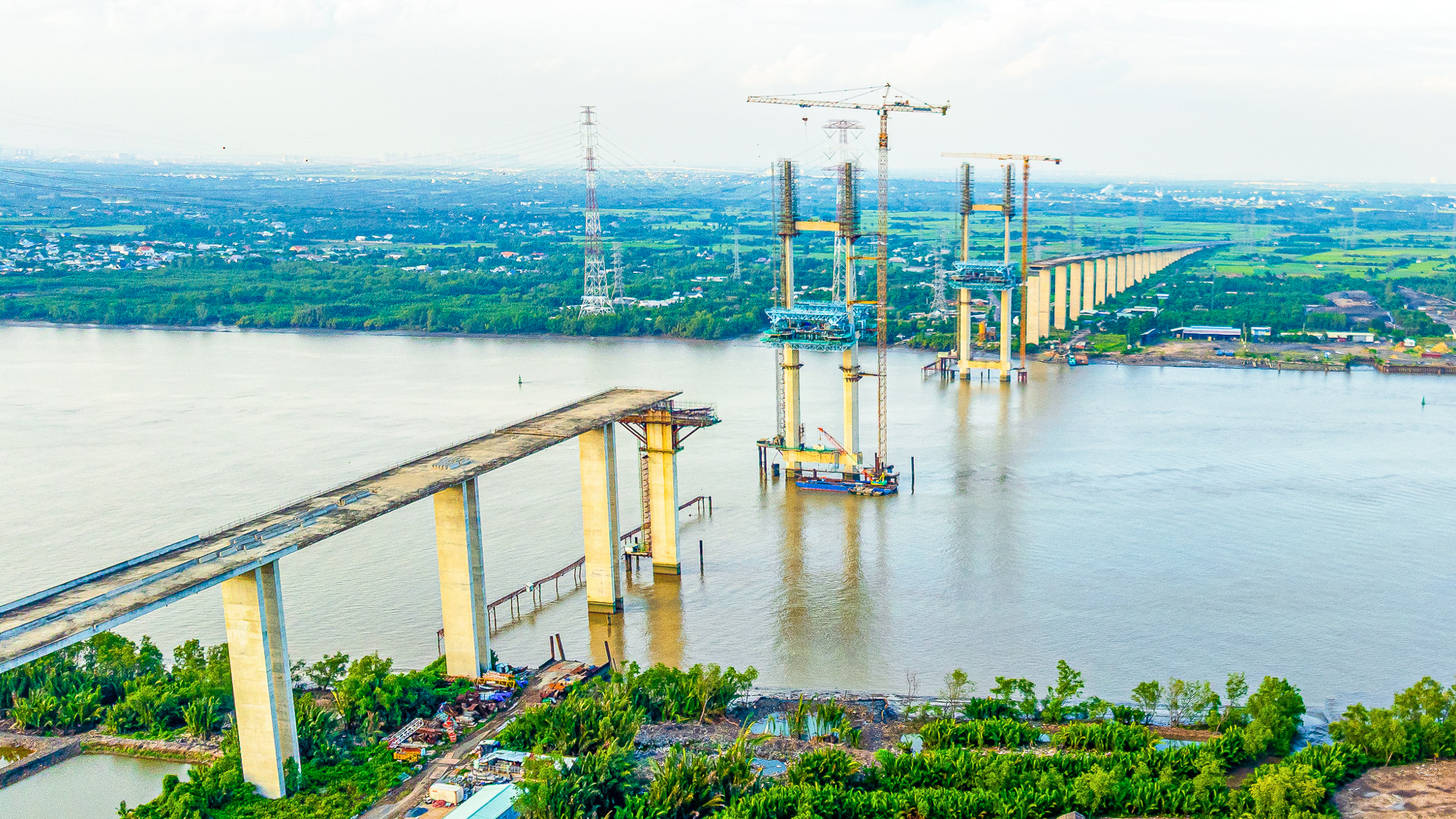 Ngắm cầu dây văng cao nhất Việt Nam sắp thông xe, siêu dự án 9 tỷ USD của tỷ phú Phạm Nhật Vượng được hưởng lợi - Ảnh 11. Ngắm cầu dây văng cao nhất Việt Nam sắp thông xe, siêu dự án 9 tỷ USD của tỷ phú Phạm Nhật Vượng được hưởng lợi - Ảnh 11.
