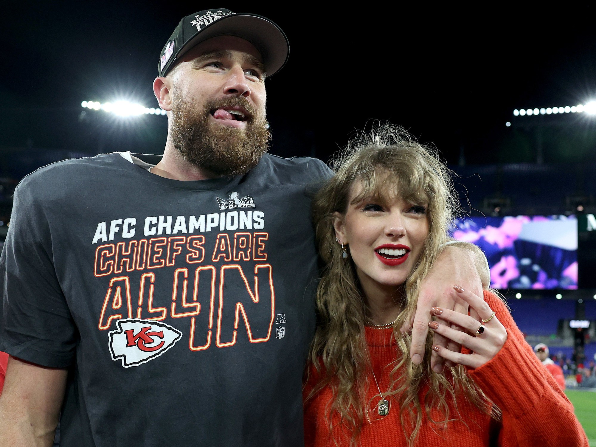Chuyện tình cực ngọt của Taylor Swift và Travis Kelce: Từ chiếc vòng in số điện thoại đến cầu hôn lãng mạn trong rừng- Ảnh 3. Chuyện tình cực ngọt của Taylor Swift và Travis Kelce: Từ chiếc vòng in số điện thoại đến cầu hôn lãng mạn trong rừng- Ảnh 3.
