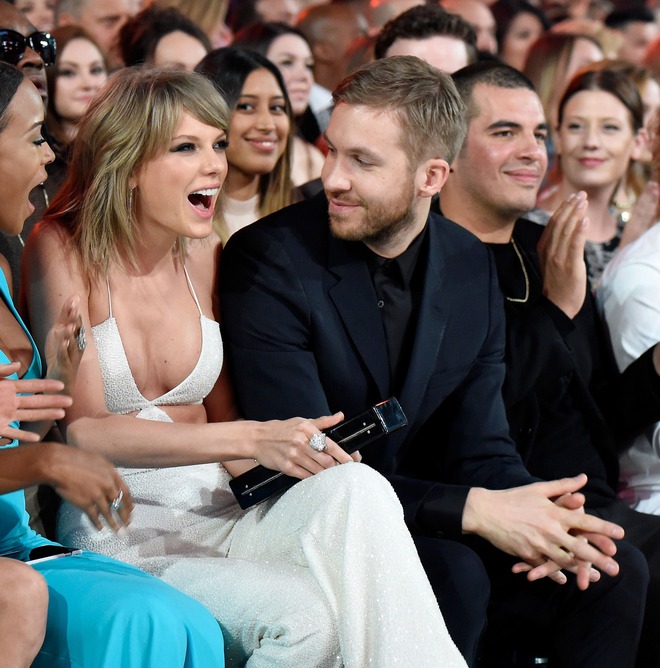 Taylor Swift có hơn chục anh tình cũ hạng A, tại sao cuối cùng lại cưới cầu thủ còn nghèo hơn mèo cưng của mình? - Ảnh 10. Taylor Swift có hơn chục anh tình cũ hạng A, tại sao cuối cùng lại cưới cầu thủ còn nghèo hơn mèo cưng của mình? - Ảnh 10.