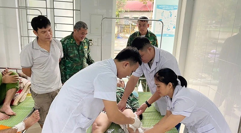 Cứu 2 cán bộ bị nhà sập khi hỗ trợ di dời người dân vùng sạt lở - Ảnh 2. Cứu 2 cán bộ bị nhà sập khi hỗ trợ di dời người dân vùng sạt lở - Ảnh 2.