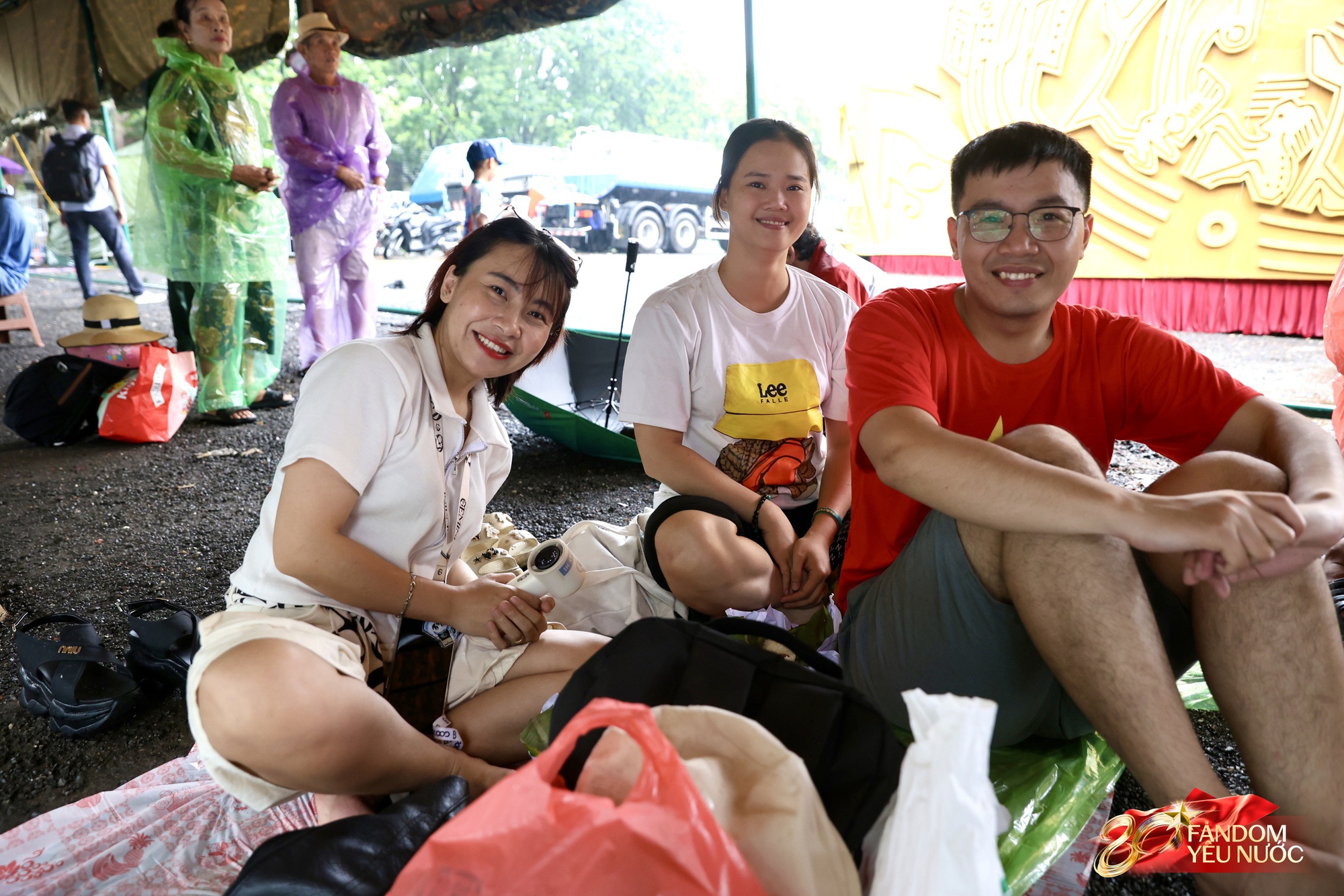 Rộn ràng ăn uống tại các điểm "camp" chờ xem diễu binh: Món nguội lên ngôi, nhiều người chuẩn bị đồ cực hấp dẫn - Ảnh 2. Rộn ràng ăn uống tại các điểm "camp" chờ xem diễu binh: Món nguội lên ngôi, nhiều người chuẩn bị đồ cực hấp dẫn - Ảnh 2.