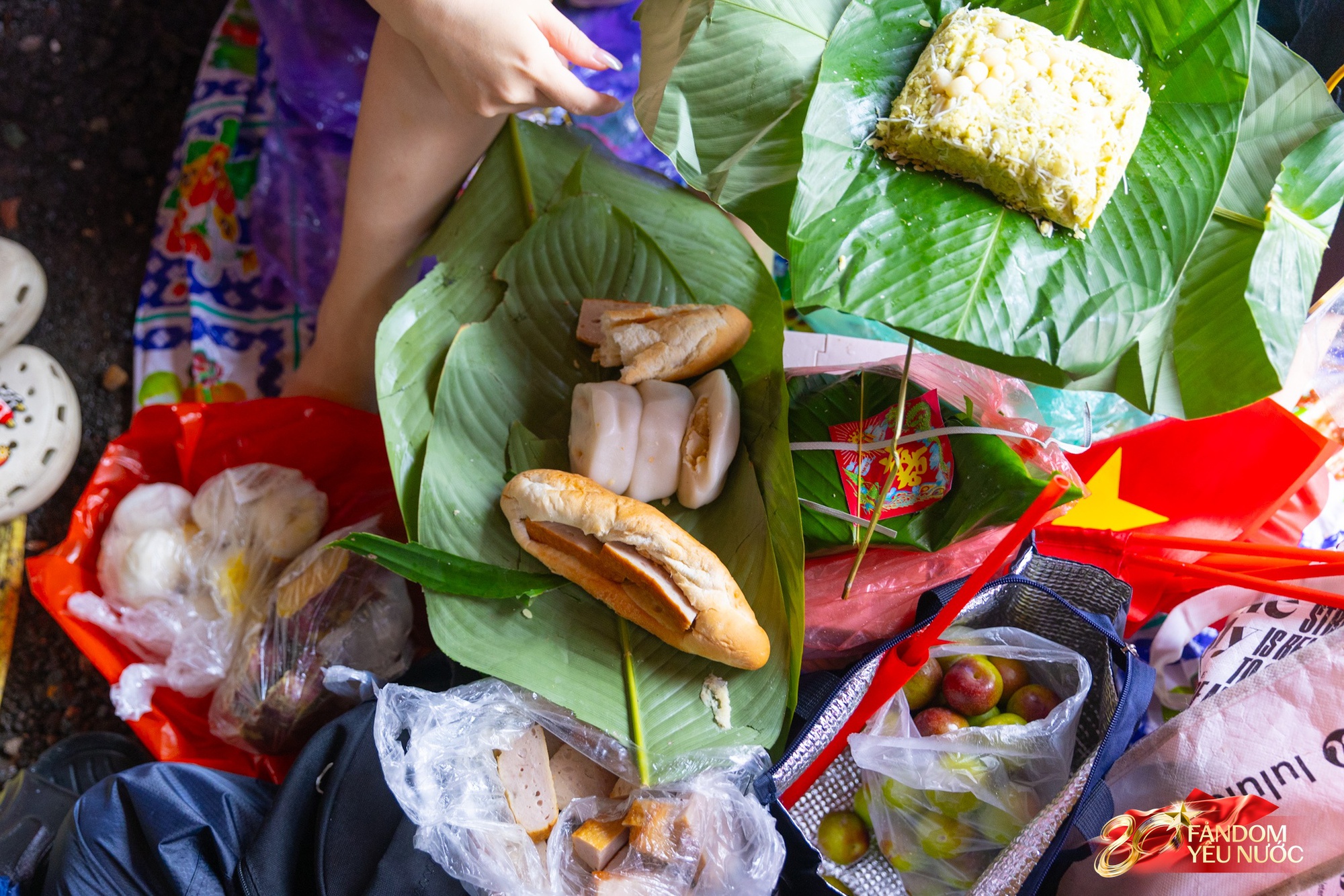 Rộn ràng ăn uống tại các điểm "camp" chờ xem diễu binh: Món nguội lên ngôi, nhiều người chuẩn bị đồ cực hấp dẫn - Ảnh 3. Rộn ràng ăn uống tại các điểm "camp" chờ xem diễu binh: Món nguội lên ngôi, nhiều người chuẩn bị đồ cực hấp dẫn - Ảnh 3.