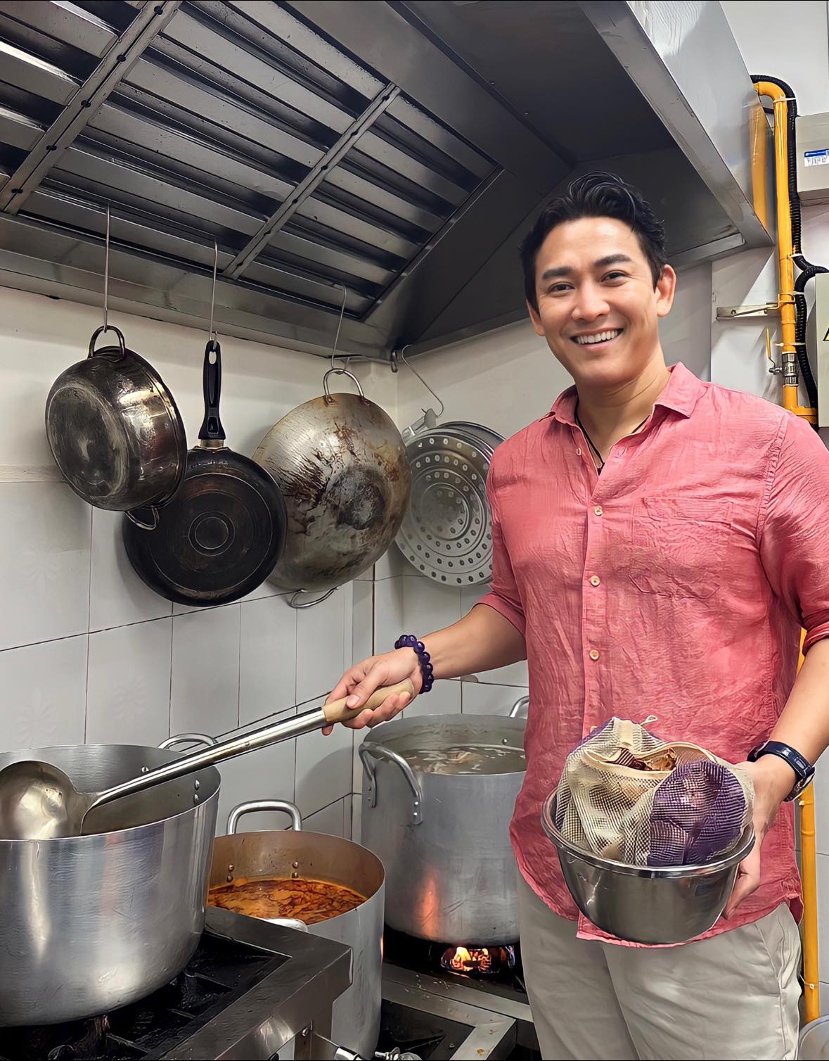 Thiếu tá quân y trong "Mưa đỏ": Nam thần đình đám showbiz Việt U50 chưa lấy vợ vì lý do đặc biệt - Ảnh 5. Thiếu tá quân y trong "Mưa đỏ": Nam thần đình đám showbiz Việt U50 chưa lấy vợ vì lý do đặc biệt - Ảnh 5.