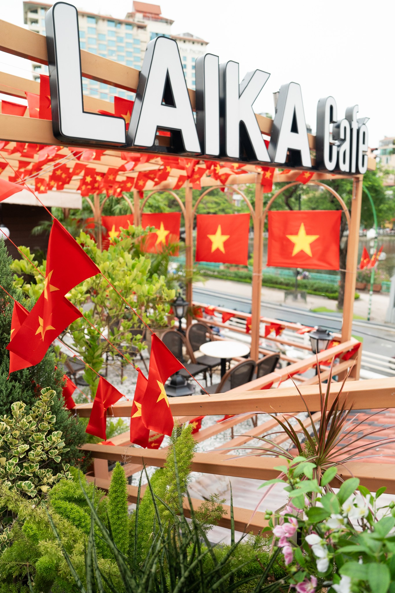 Quán cà phê "view xịn" mở từ 3h sáng cho khách xem diễu binh, có nơi dự tính "xuyên đêm": Nghe giá mà giật mình! - Ảnh 3. Quán cà phê "view xịn" mở từ 3h sáng cho khách xem diễu binh, có nơi dự tính "xuyên đêm": Nghe giá mà giật mình! - Ảnh 3.