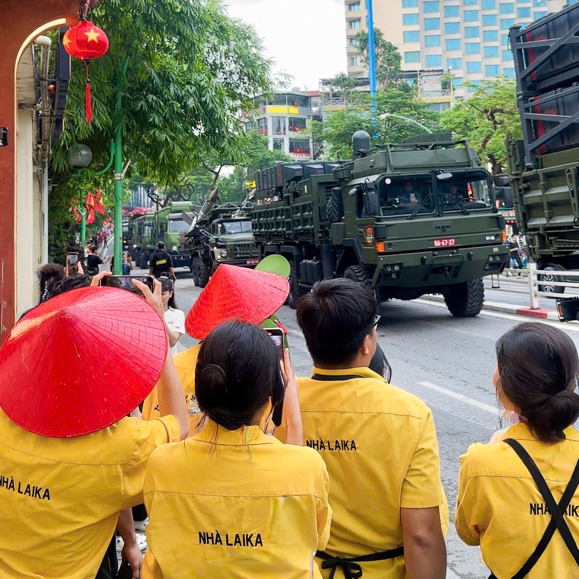 Quán cà phê "view xịn" mở từ 3h sáng cho khách xem diễu binh, có nơi dự tính "xuyên đêm": Nghe giá mà giật mình! - Ảnh 5. Quán cà phê "view xịn" mở từ 3h sáng cho khách xem diễu binh, có nơi dự tính "xuyên đêm": Nghe giá mà giật mình! - Ảnh 5.