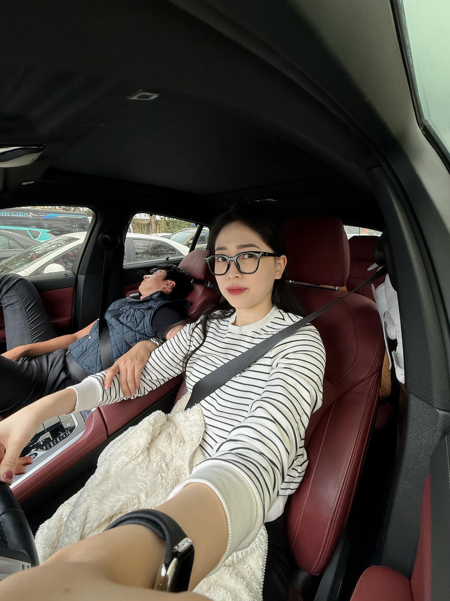 Chuyện gì đang xảy ra khiến Á hậu Phương Nga khóc nức nở còn Bình An thì bất lực? - Ảnh 5. Chuyện gì đang xảy ra khiến Á hậu Phương Nga khóc nức nở còn Bình An thì bất lực? - Ảnh 5.