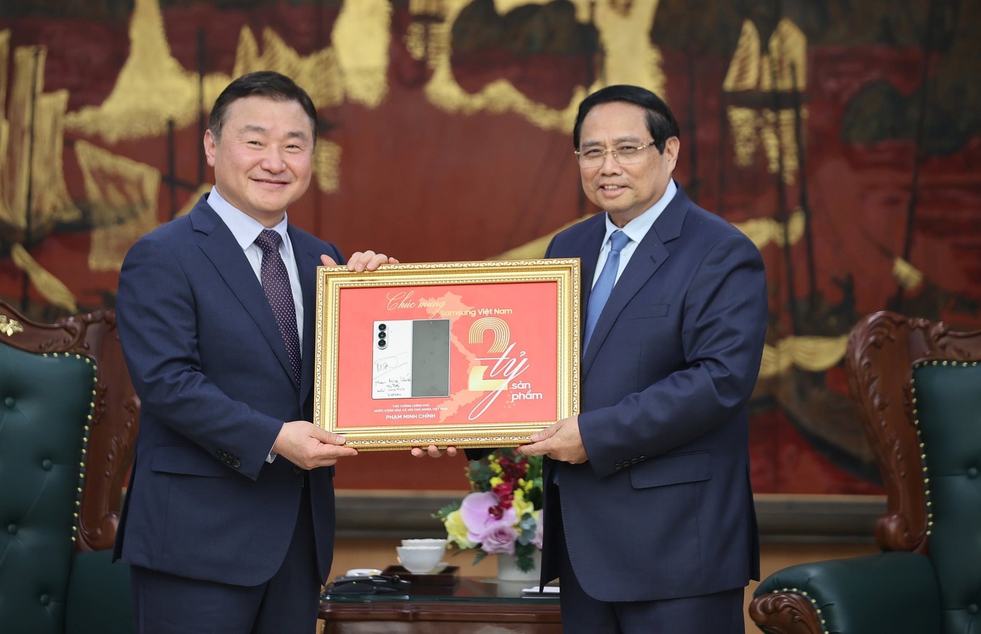 Gặp Thủ tướng, CEO Samsung điện tử nhắc đến "điều đặc biệt" về một chiếc điện thoại "made in Vietnam" - Ảnh 1. Gặp Thủ tướng, CEO Samsung điện tử nhắc đến "điều đặc biệt" về một chiếc điện thoại "made in Vietnam" - Ảnh 1.