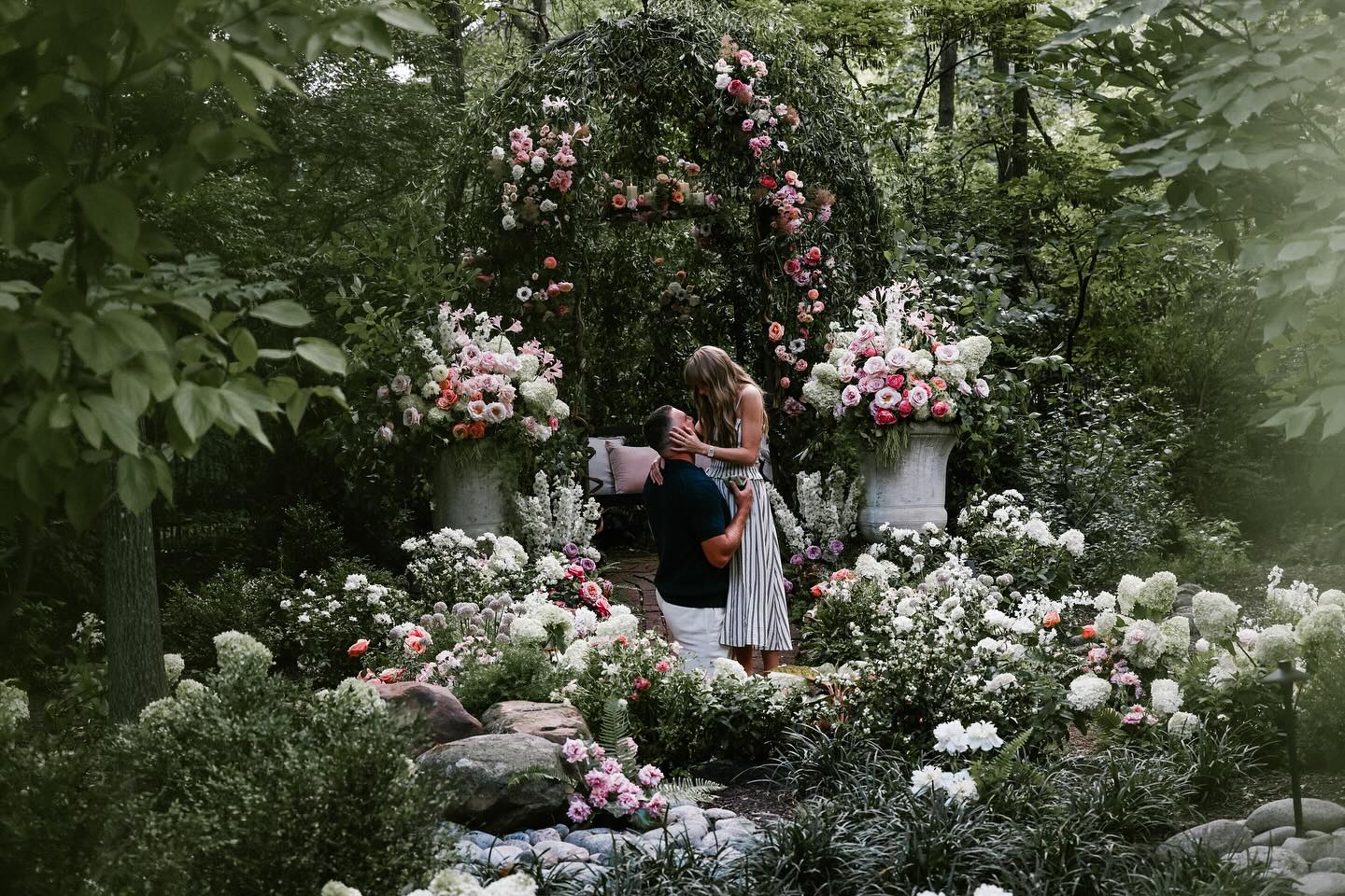Chuyện tình cực ngọt của Taylor Swift và Travis Kelce: Từ chiếc vòng in số điện thoại đến cầu hôn lãng mạn trong rừng- Ảnh 1. Chuyện tình cực ngọt của Taylor Swift và Travis Kelce: Từ chiếc vòng in số điện thoại đến cầu hôn lãng mạn trong rừng- Ảnh 1.