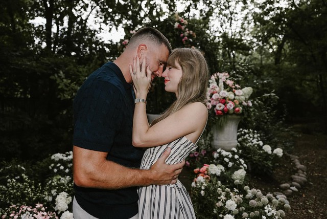Travis Kelce - cầu thủ vừa đính hôn với Taylor Swift - là ai?- Ảnh 6. Travis Kelce - cầu thủ vừa đính hôn với Taylor Swift - là ai?- Ảnh 6.