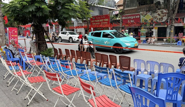 Công an Hà Nội xử lý tình trạng bán ghế giữ chỗ xem diễu binh A80 - Ảnh 1. Công an Hà Nội xử lý tình trạng bán ghế giữ chỗ xem diễu binh A80 - Ảnh 1.