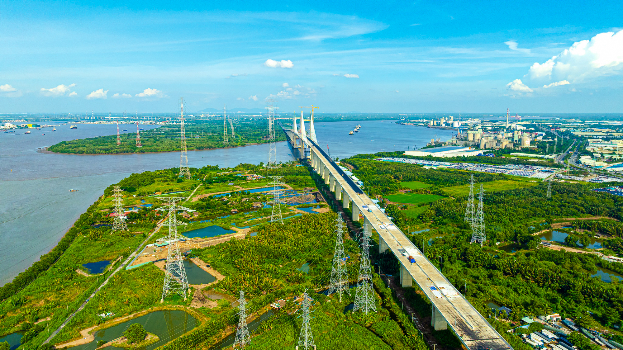 Ngắm cầu dây văng cao nhất Việt Nam sắp thông xe, siêu dự án 9 tỷ USD của tỷ phú Phạm Nhật Vượng được hưởng lợi - Ảnh 7. Ngắm cầu dây văng cao nhất Việt Nam sắp thông xe, siêu dự án 9 tỷ USD của tỷ phú Phạm Nhật Vượng được hưởng lợi - Ảnh 7.