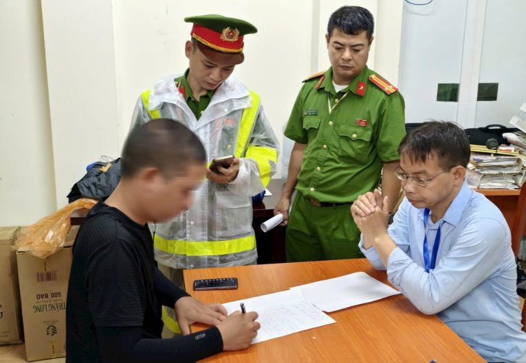 Xử phạt bãi trông xe tự phát gần Quảng trường Ba Đình trước giờ sơ duyệt A80 - Ảnh 1.