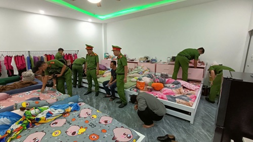 Bắt quả tang 6 cặp nam nữ mua bán dâm tại 2 cơ sở massage ở Đắk Lắk - Ảnh 1. Bắt quả tang 6 cặp nam nữ mua bán dâm tại 2 cơ sở massage ở Đắk Lắk - Ảnh 1.