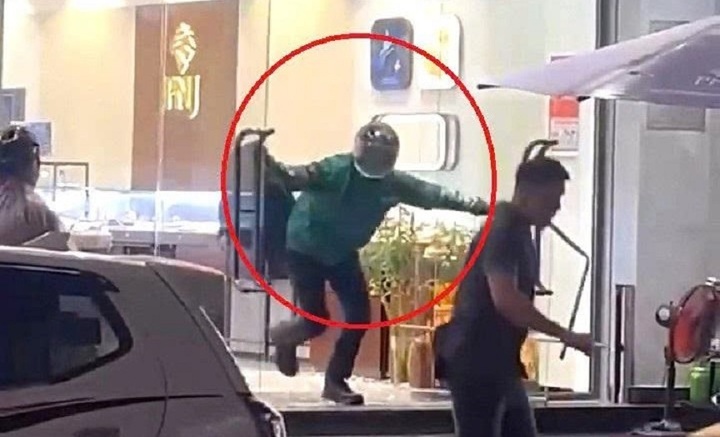 Nghi phạm cướp tiệm vàng ở Đà Nẵng là người nước ngòai bị bắt giữ - Ảnh 1.