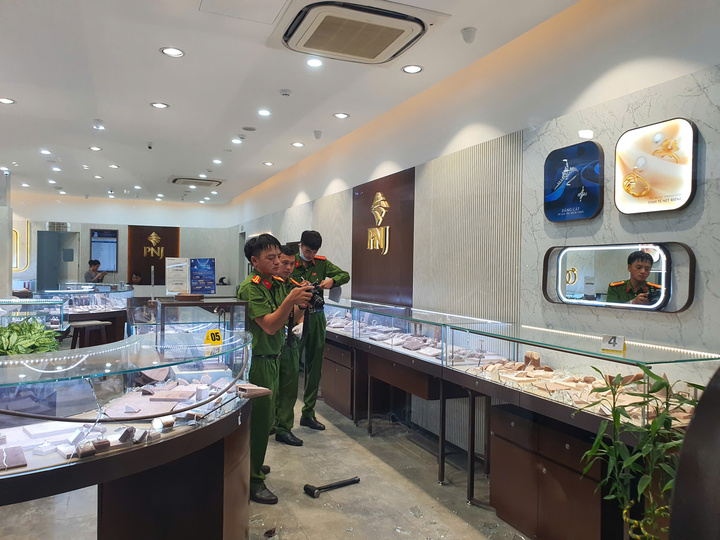 Bắt nghi phạm cướp tiệm vàng PNJ ở Đà Nẵng sau 13 giờ gây án - Ảnh 1.