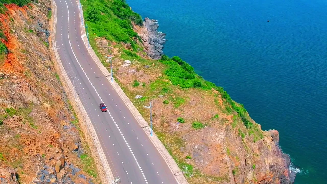 Cung đường một bên là núi, một bên là biển, du khách nhận xét: "Nhất định phải đi qua một lần trong đời!" - Ảnh 1.